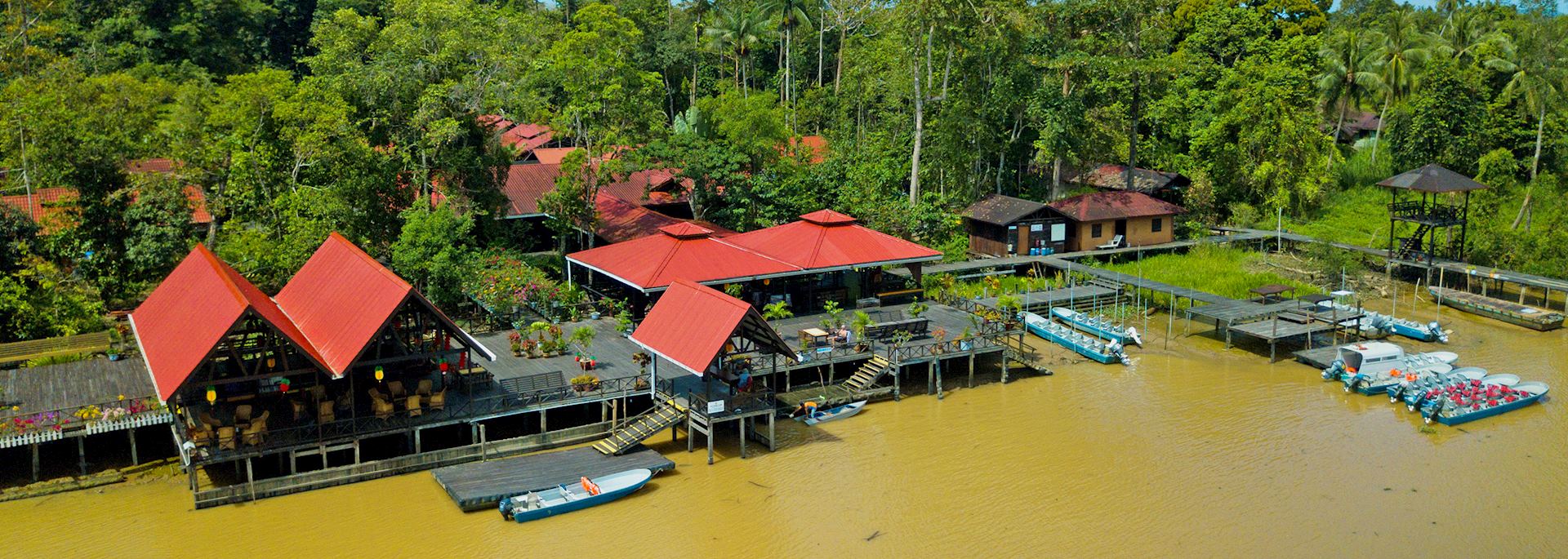 Hotel en la selva en casas de madera de techo rojo al lado del rio