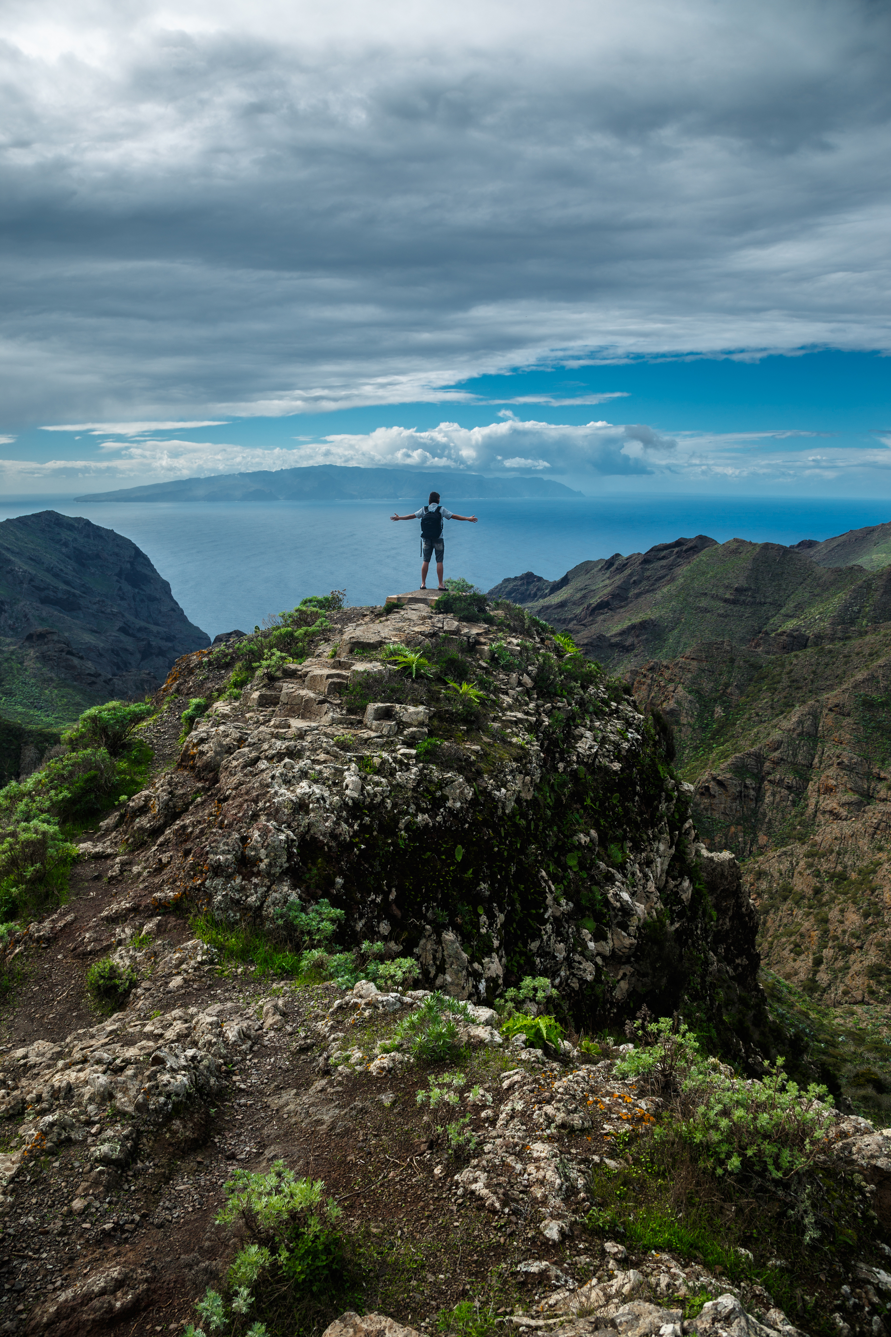 Single en el pico mas alto de una ruta de senderismo