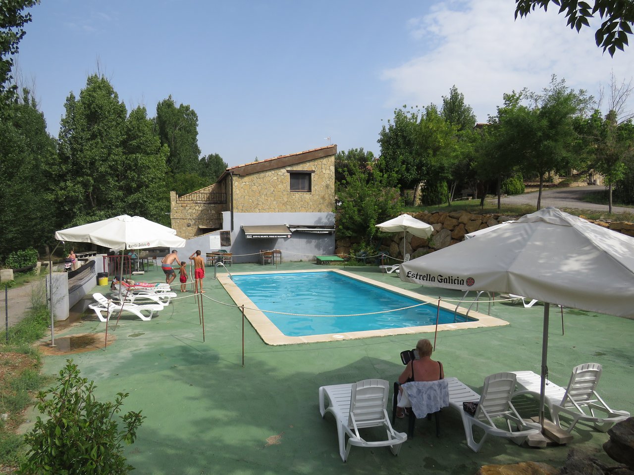 Piscina con una tumbona