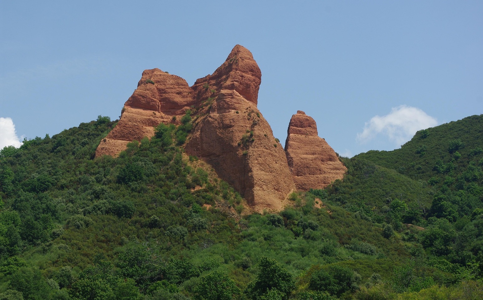 Entorno paisajístico español formado por una antigua explotación minera de oro romana