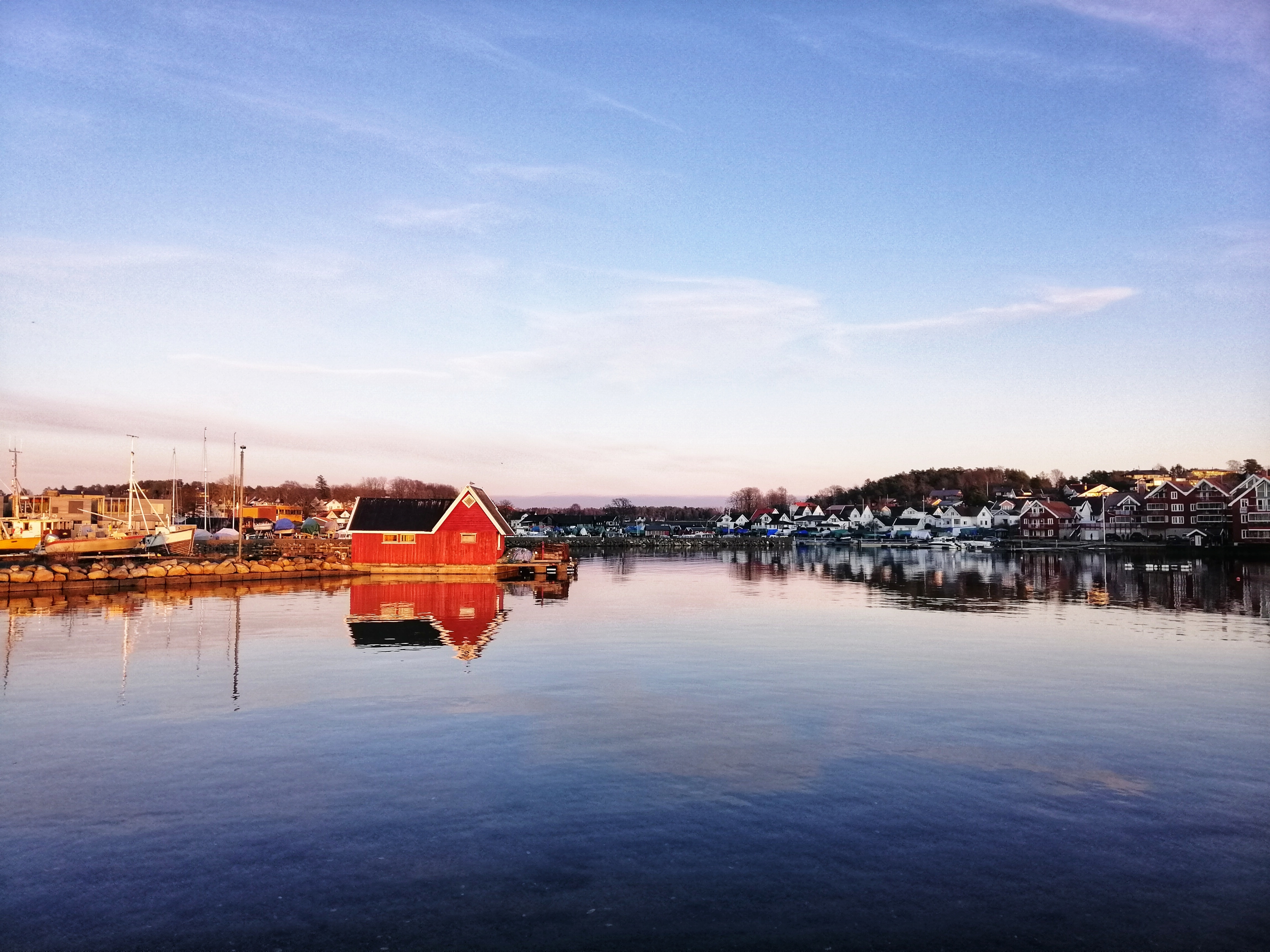 Henningsvær, un pintoresco pueblo pesquero en las Islas Lofoten, Noruega. La foto destaca sus casas rorbu rojas tradicionales