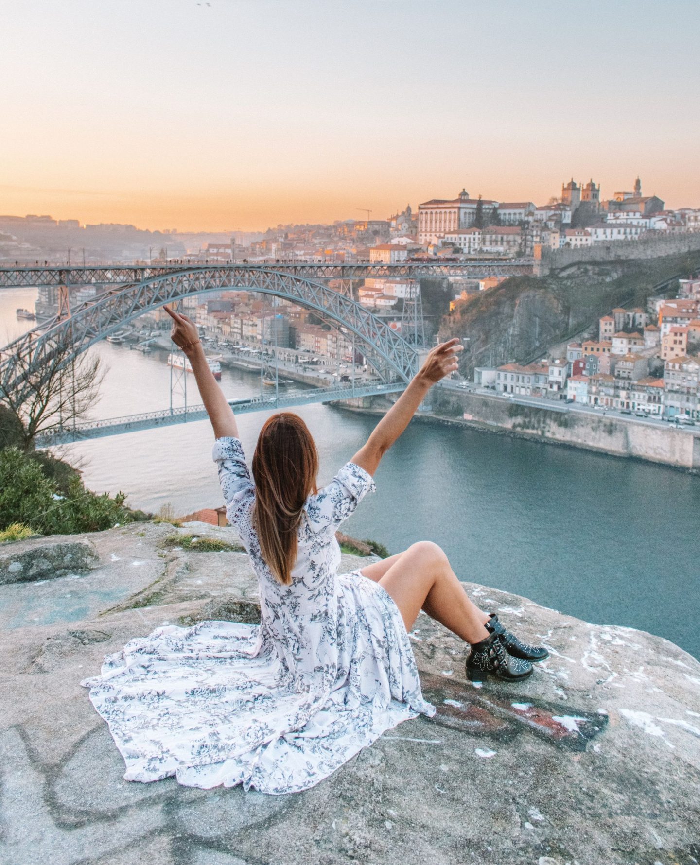 Chica de espaldas con Oporto a sus pies