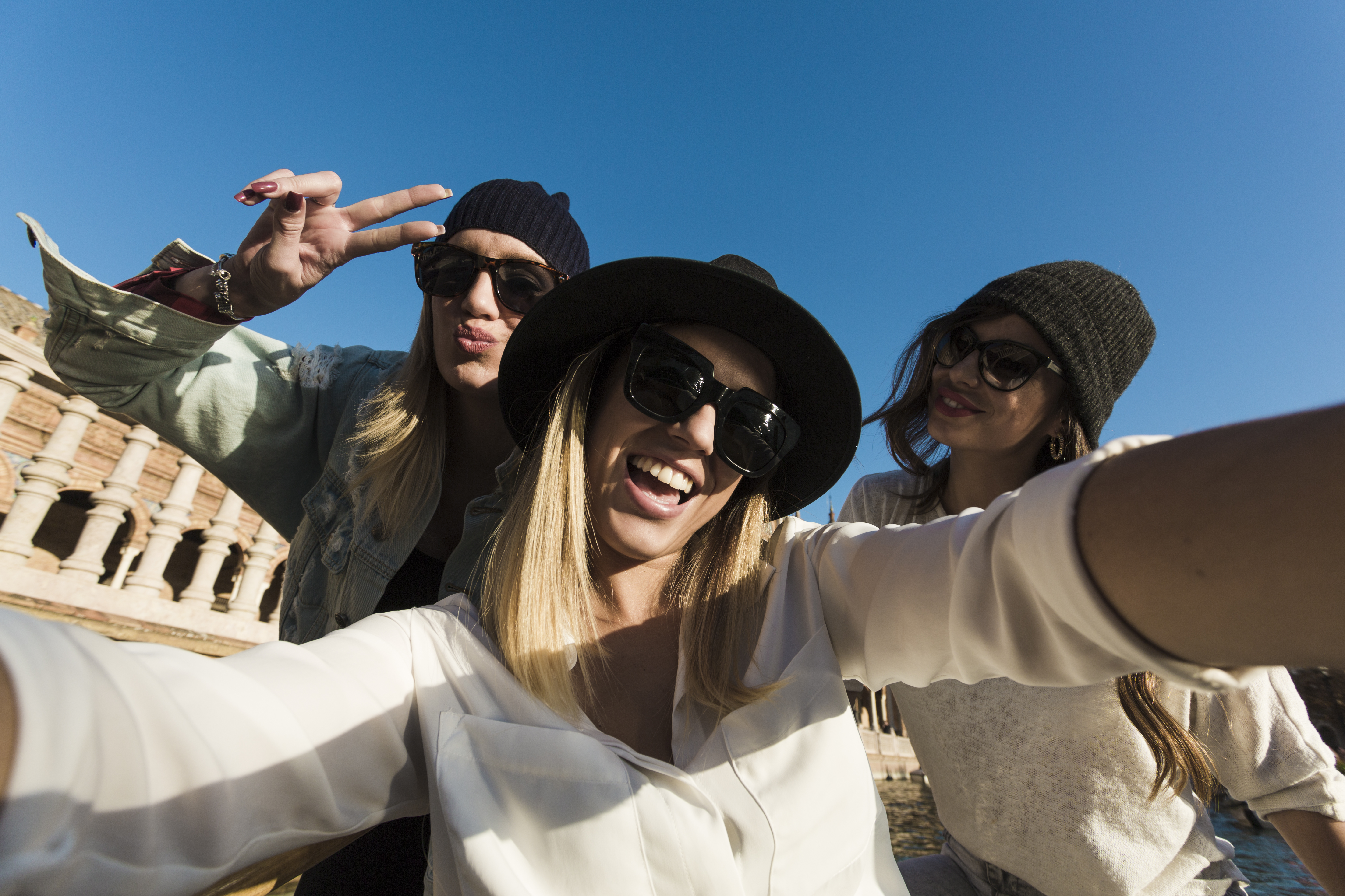 Amigos singles haciendo selfie