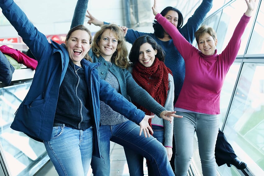 Grupo de 5 chicas posando