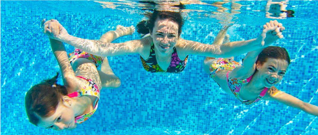 Piscina con una tumbona