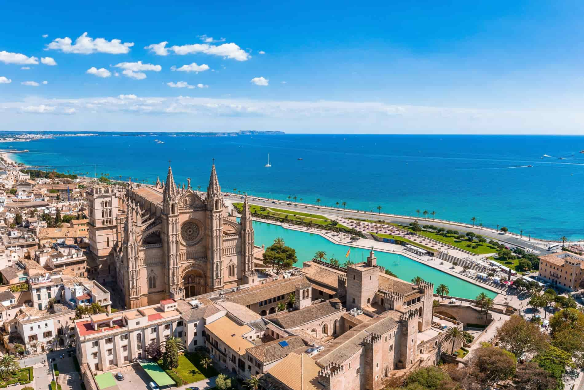 Vistas del puerto de Palma y la Catedral