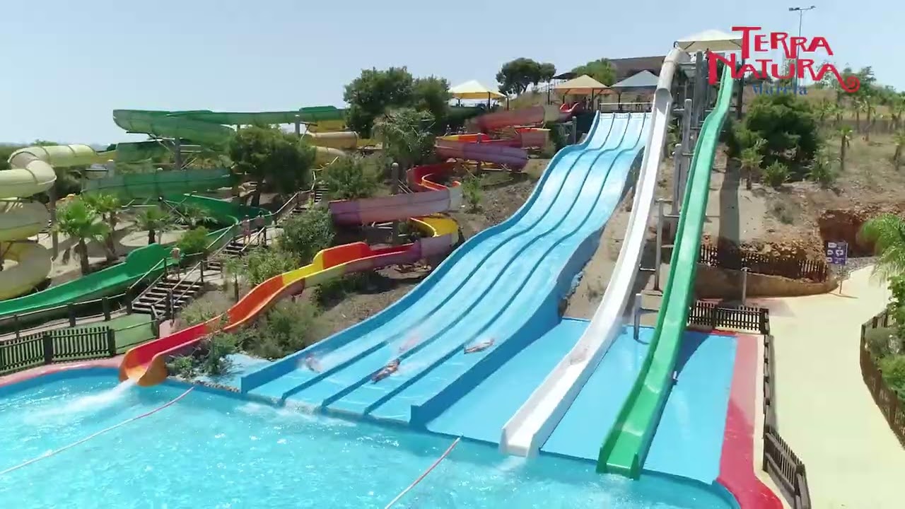 Toboganes de un parque acuático