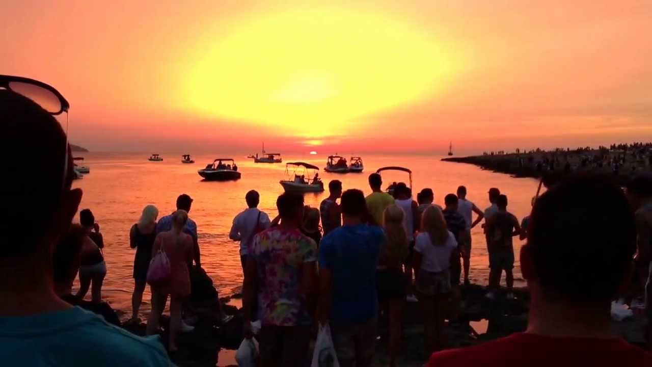 Grupo de Solteros Viajeros contemplando el atardecer en Ibiza