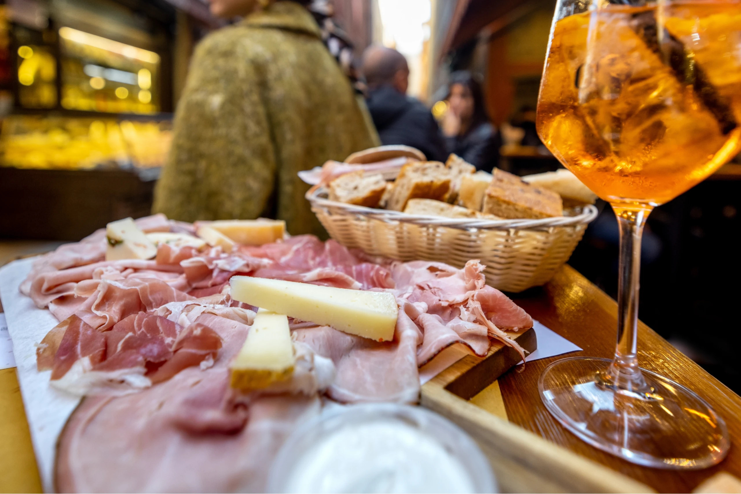 Vermut tipico en italia, queso y mortadelo con aperol