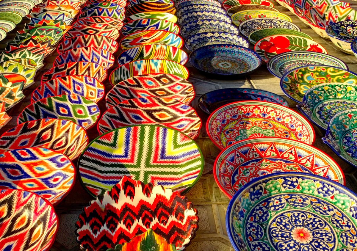 Platos de cerámicas decorados en vivos colores