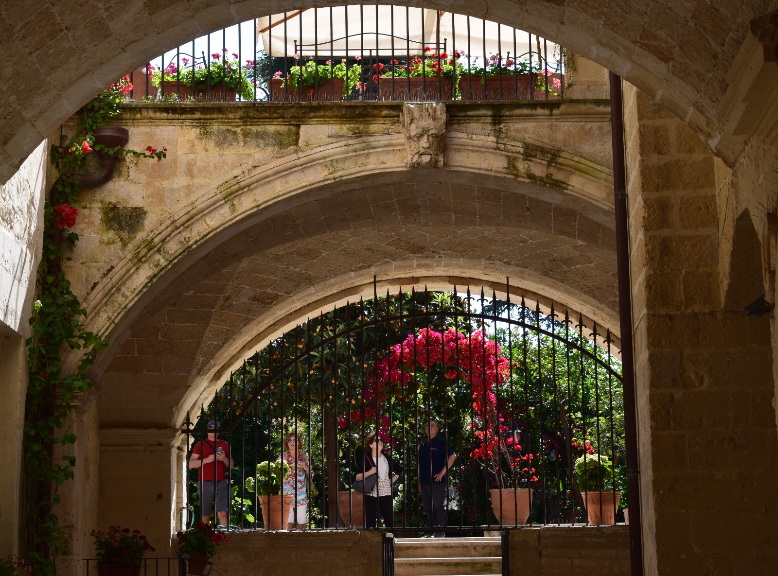 grupo de amigos singles a las vistas de un patio andaluz