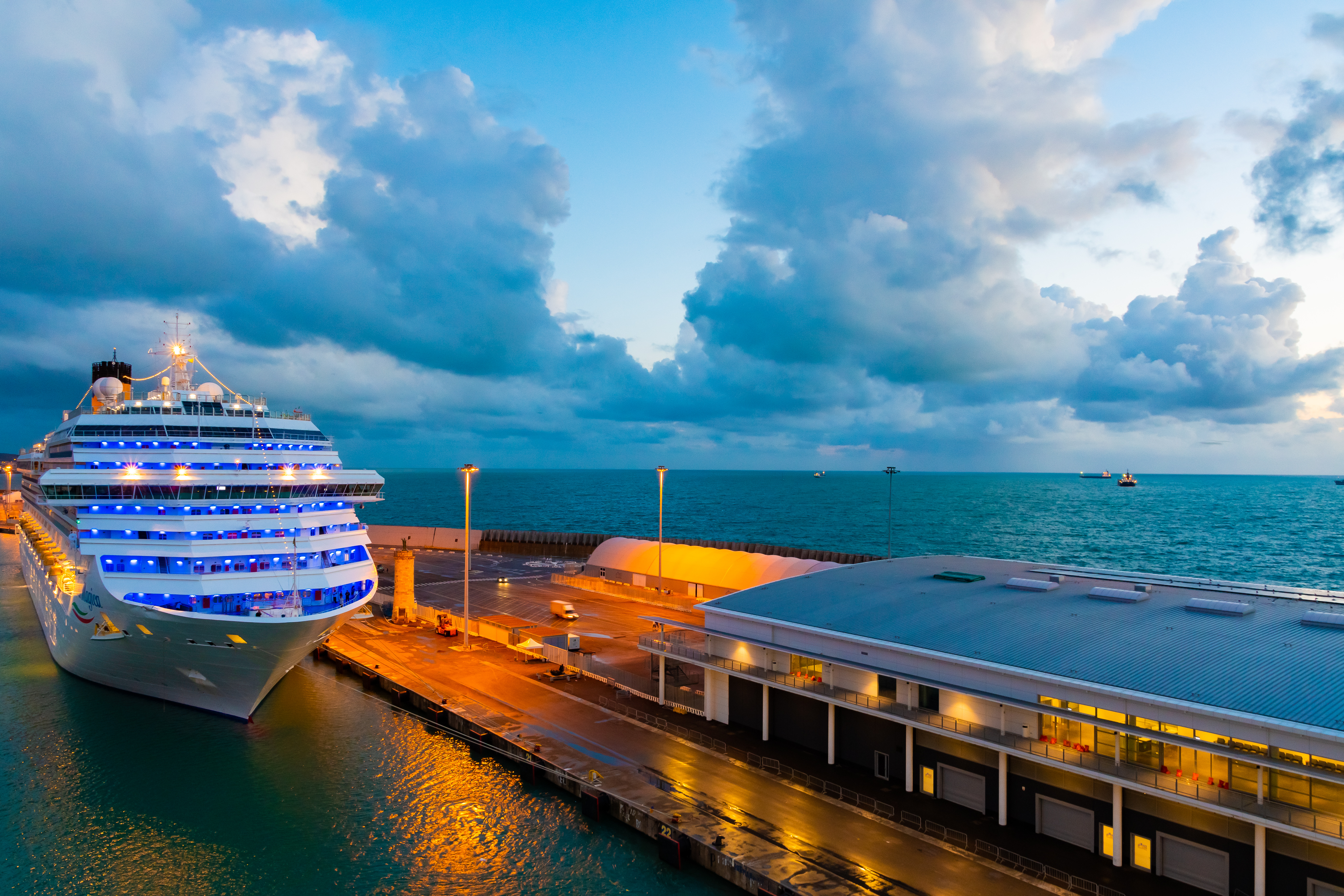 Crucero atracado en Civitavecchia