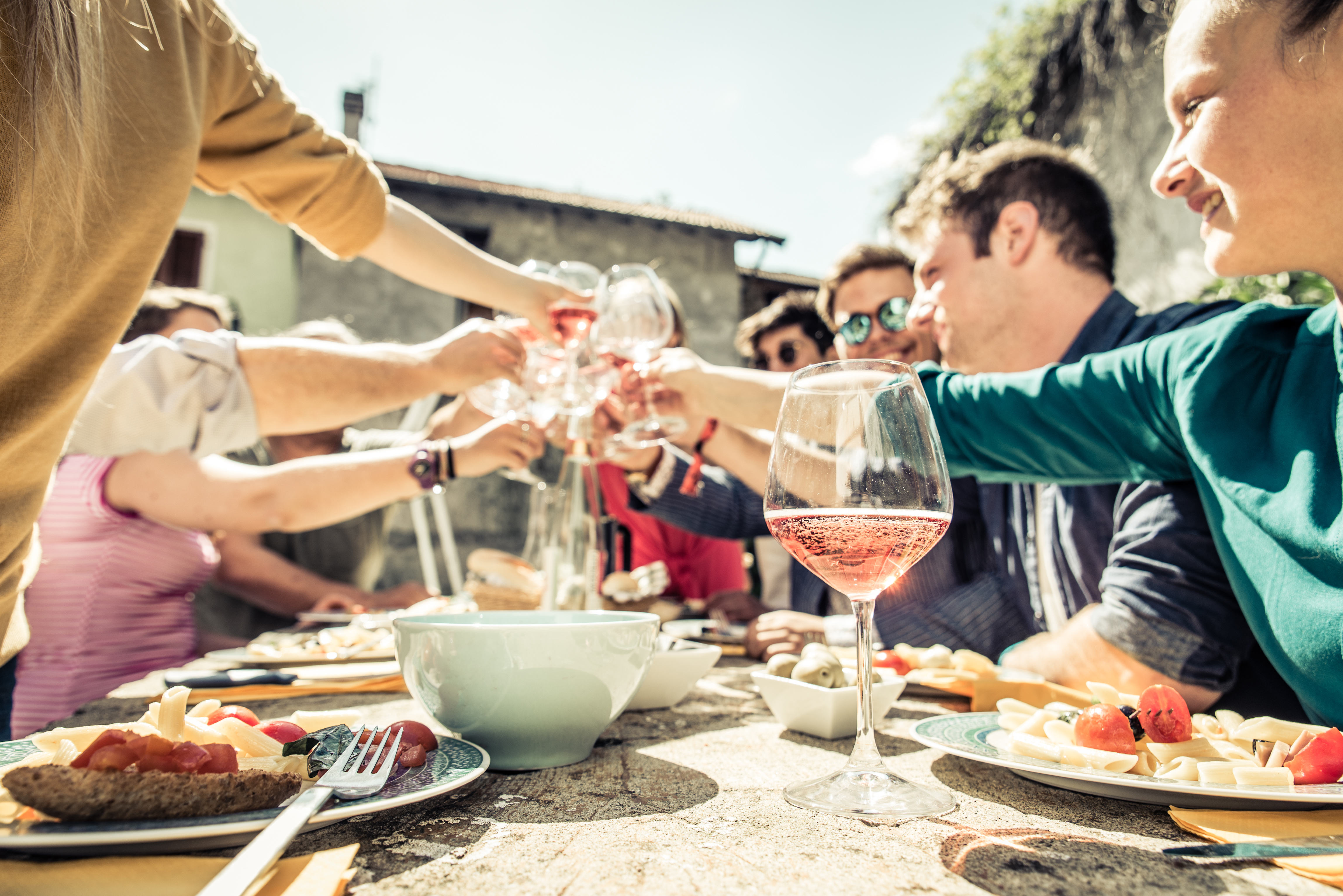 grupo de solteros haciendo brindis por las vacaciones