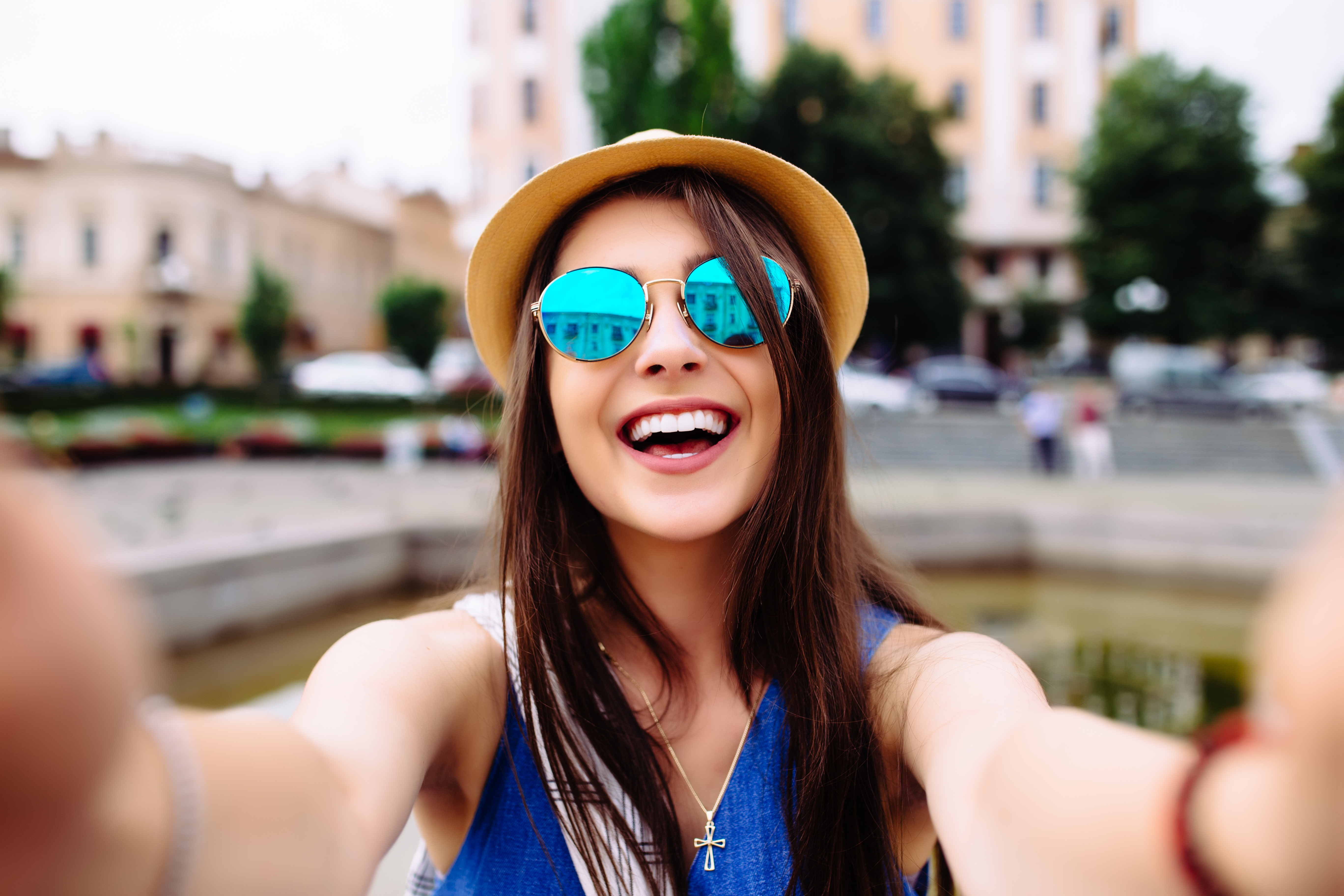 Chica single feliz por las calles de Roma