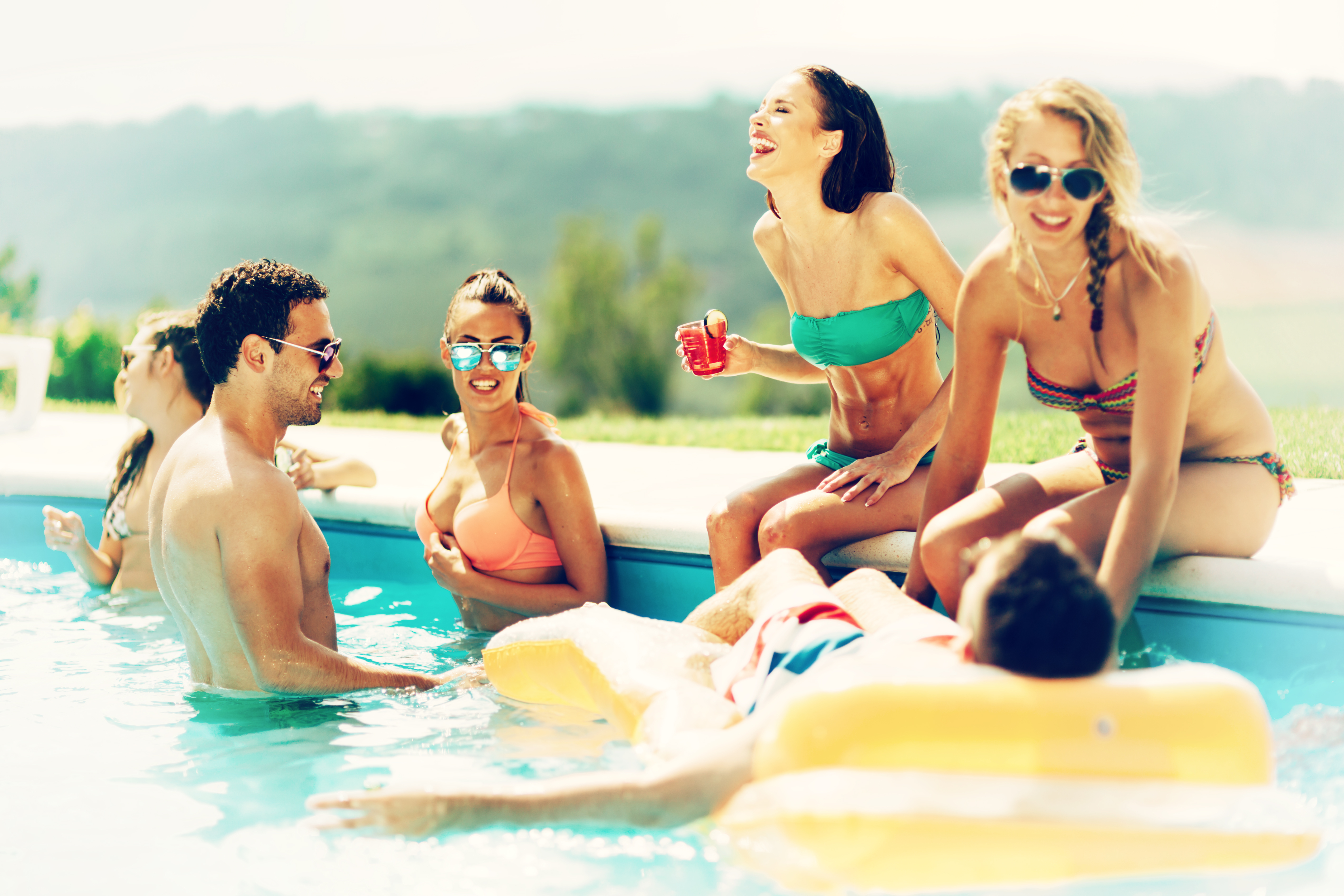 Amigas disfrutando en la piscina del hotel