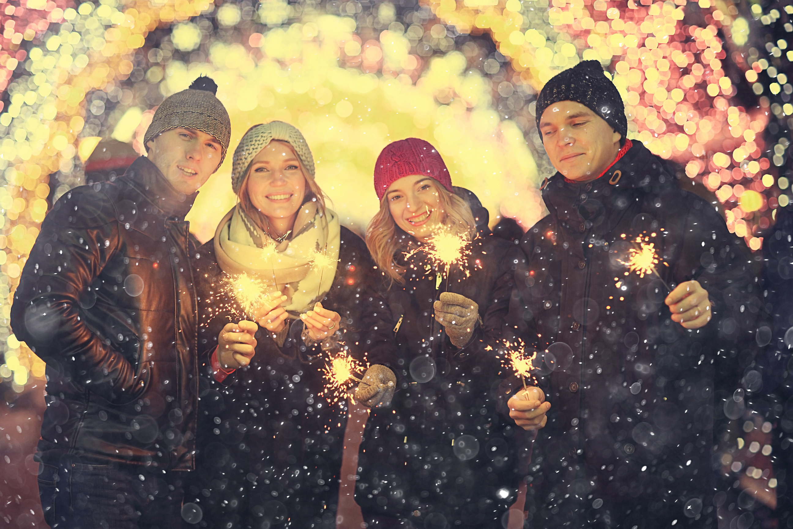 Amigos haciendo foto con decorado navideño