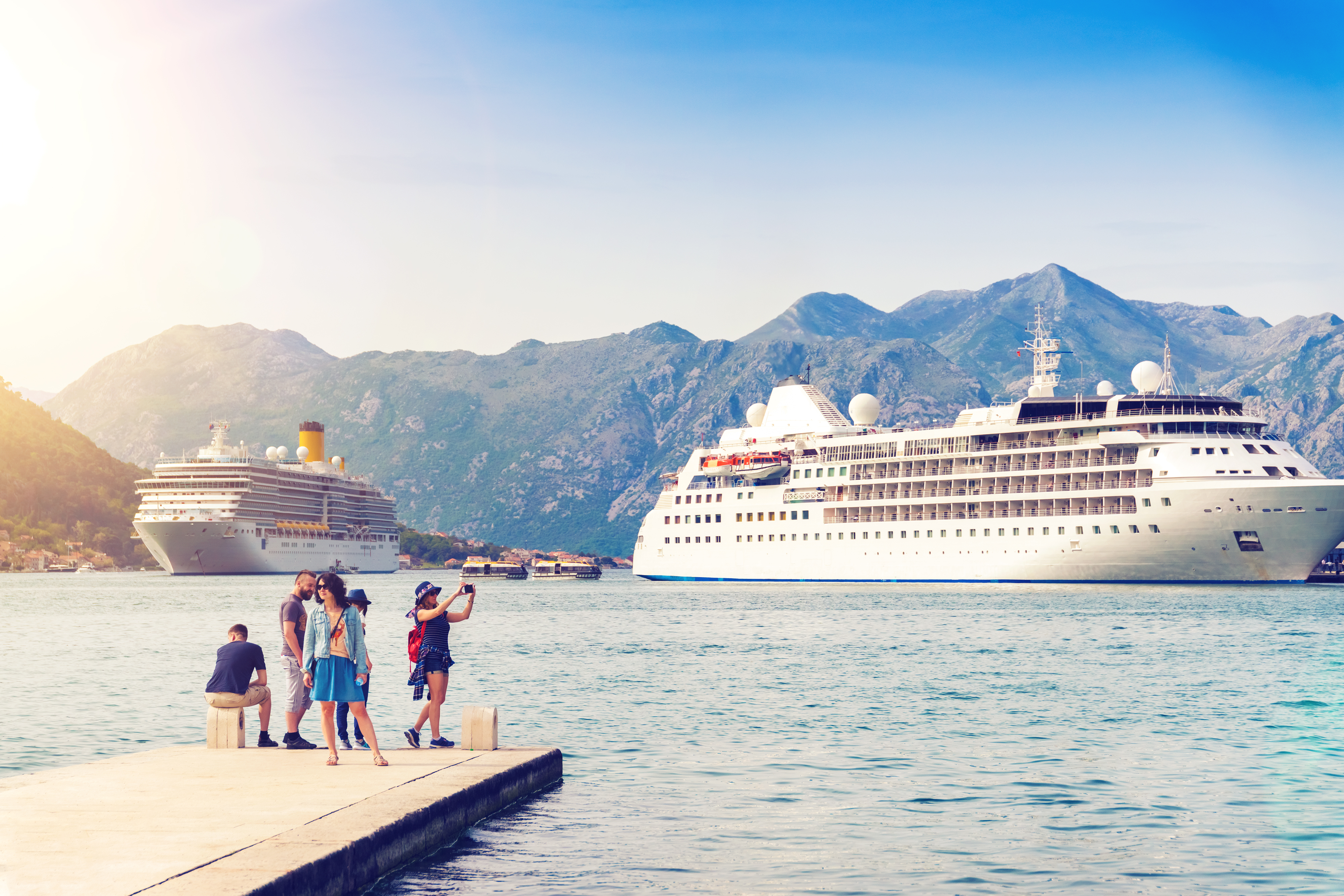 Grupo de singles viendo atracar el crucero