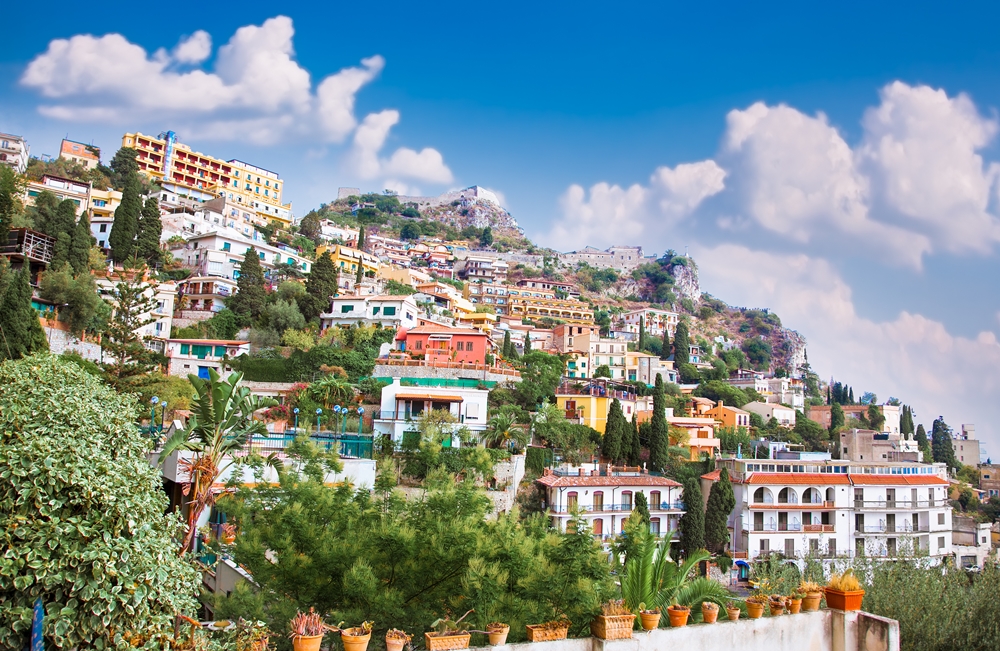 Casas escalonas de colores en la ladera de una montaña