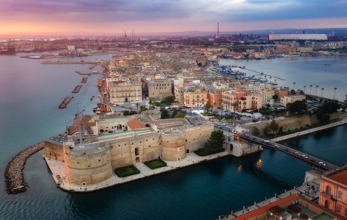 Casco historico desde el aire de la isla de Taranto