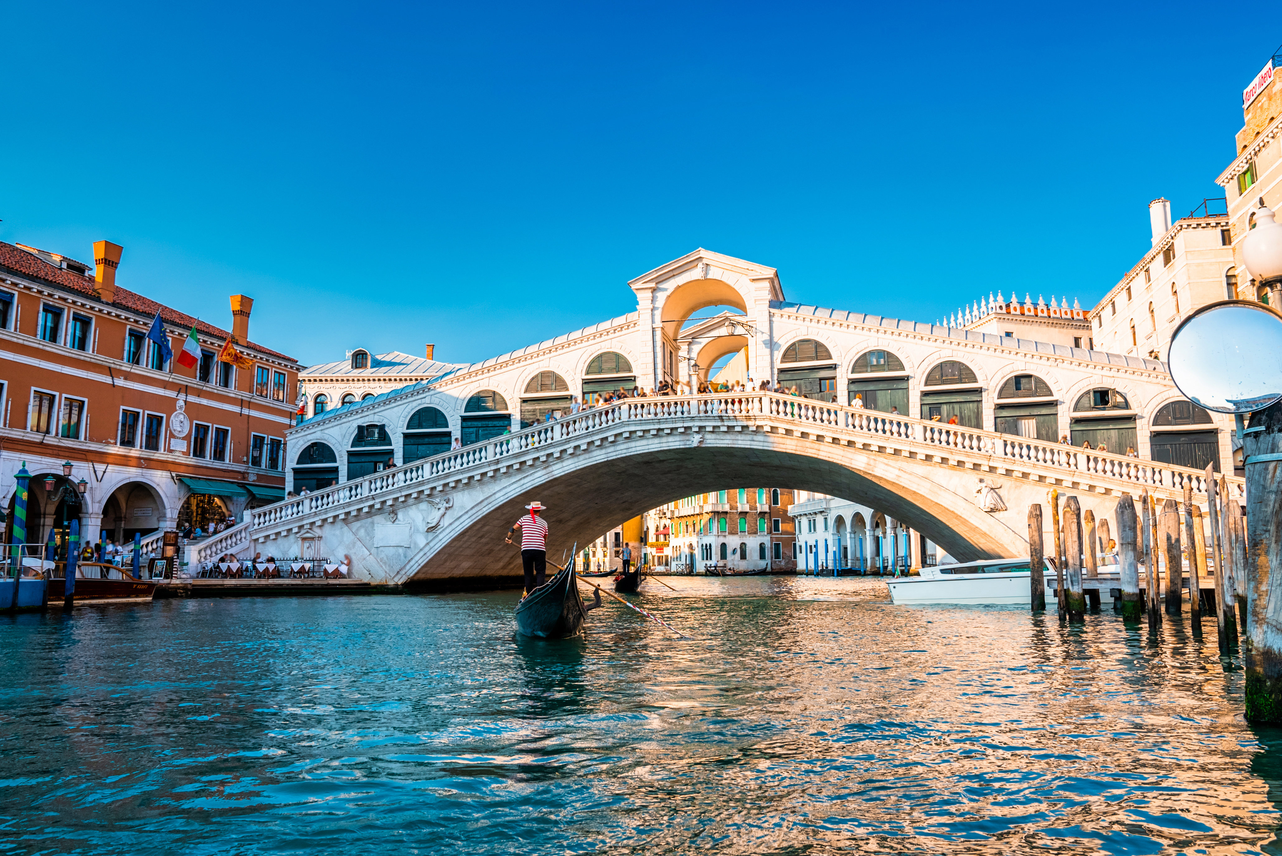 Puente de Venecia por encima de un canal con gondola