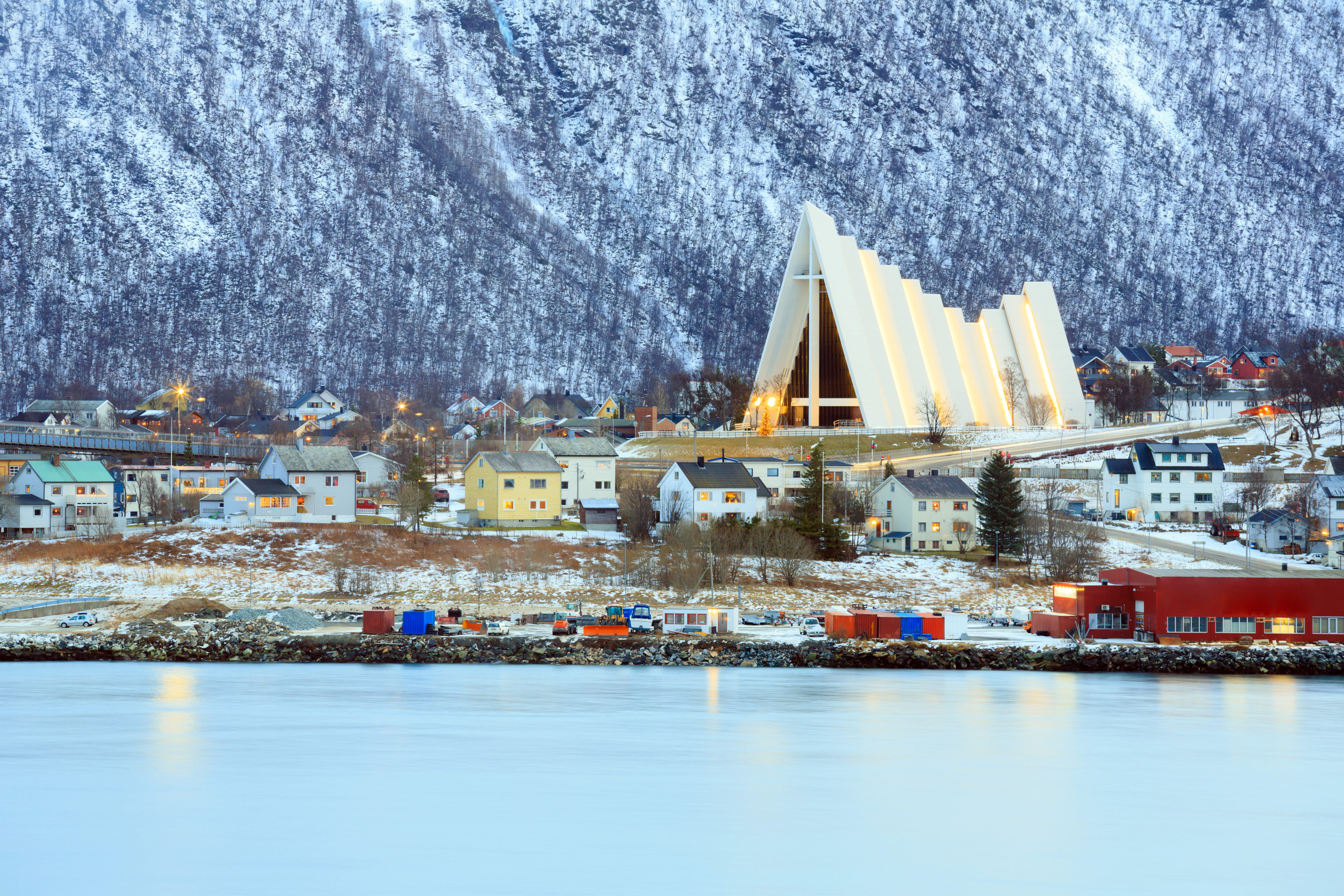 La foto panorámica muestra Tromsø y su icónica estructura triangular blanca de hormigón inspirada en hielo ártico