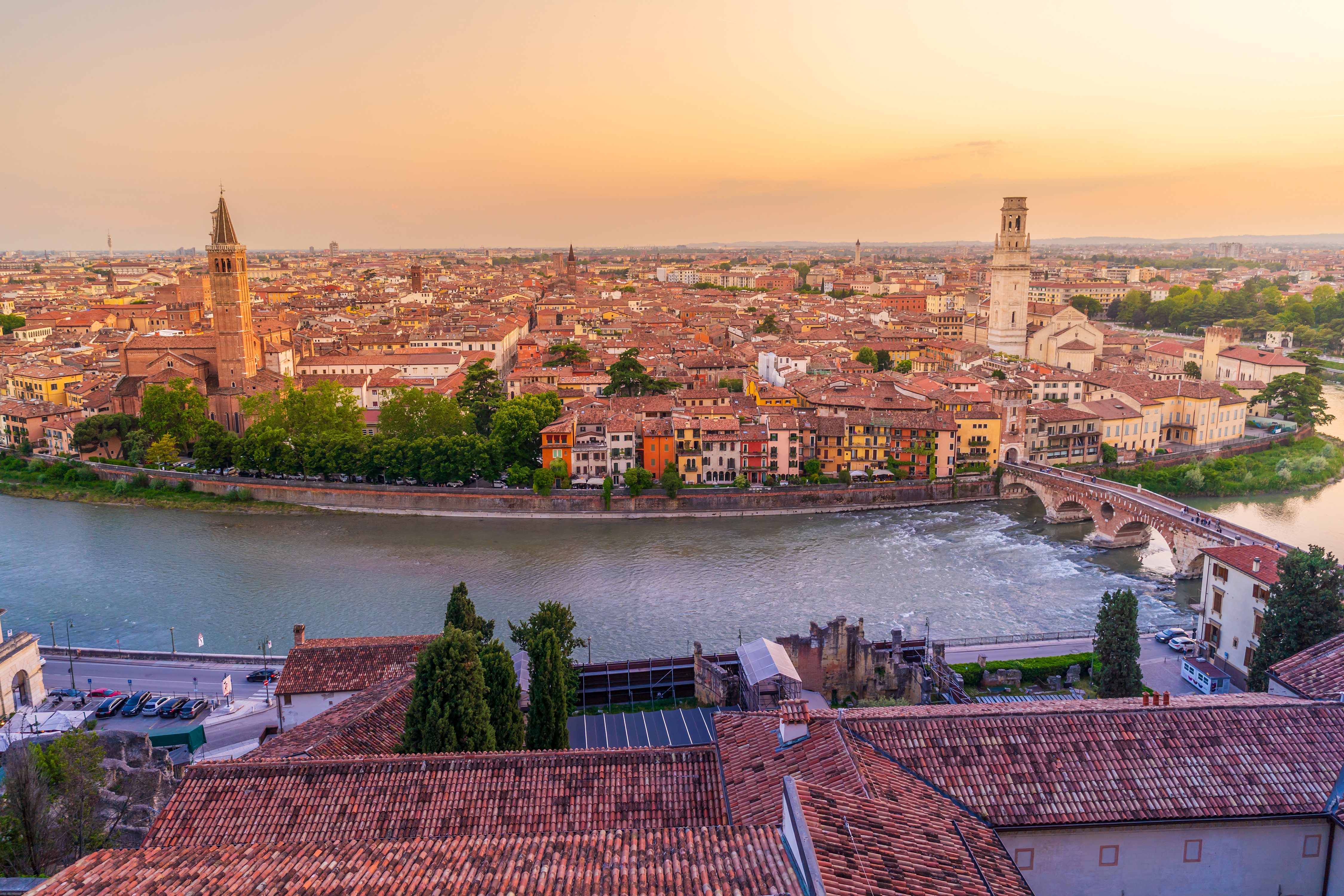 Skyline de verona con tejados rojos típicos