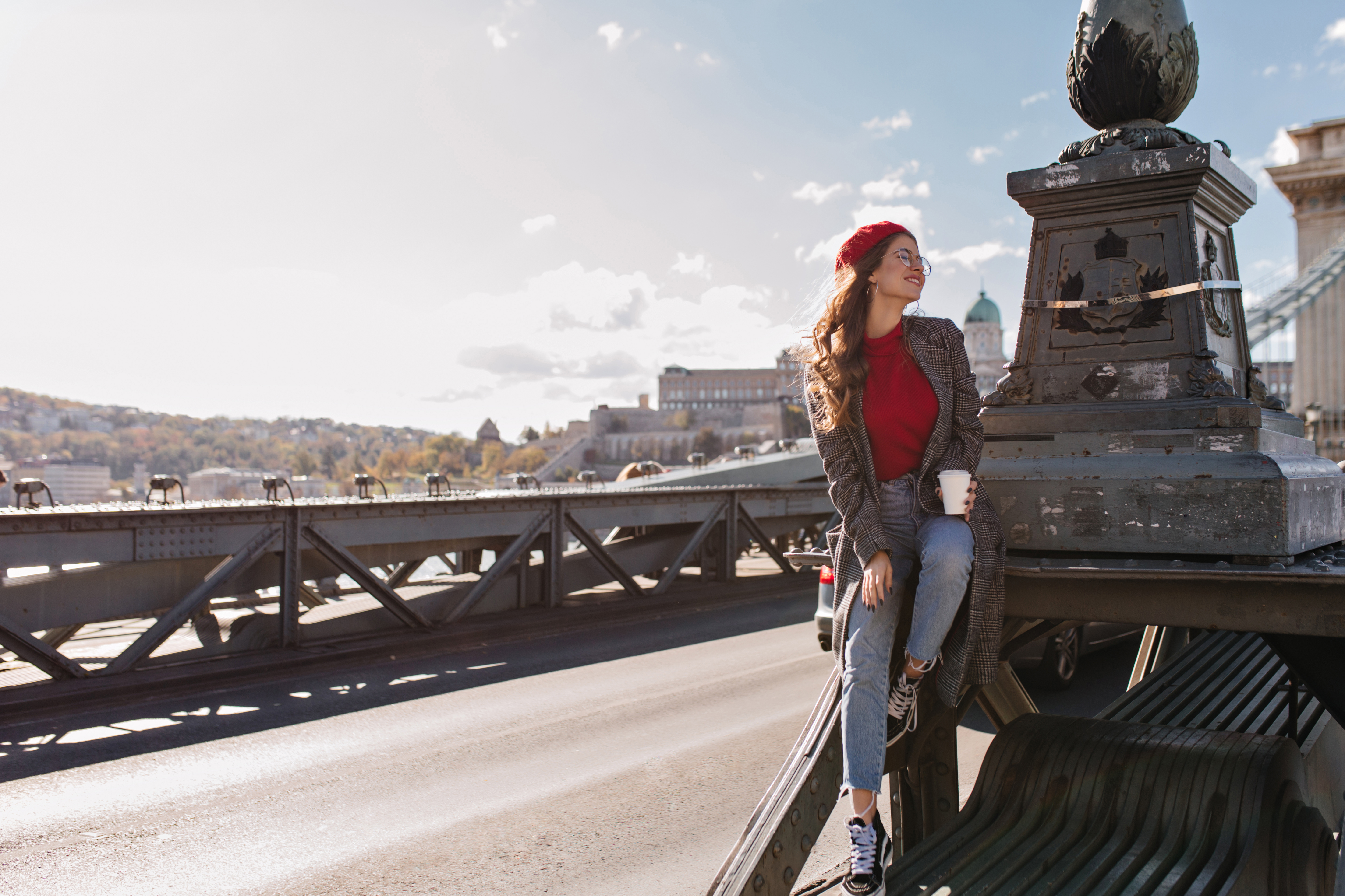 Chica singles poando en uno de los puentes de Bélgica