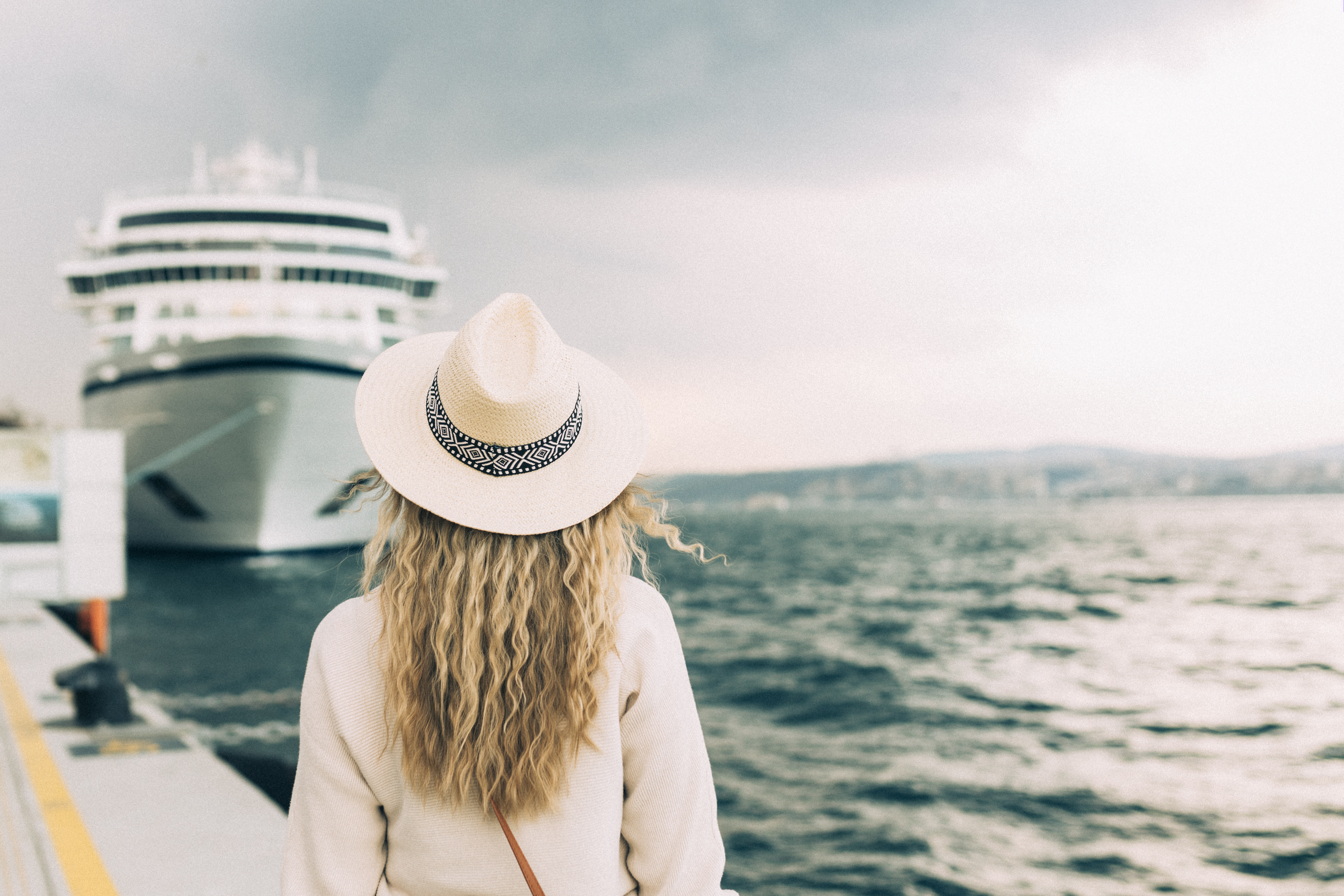 Mujer mirando al crucero Costa Toscana