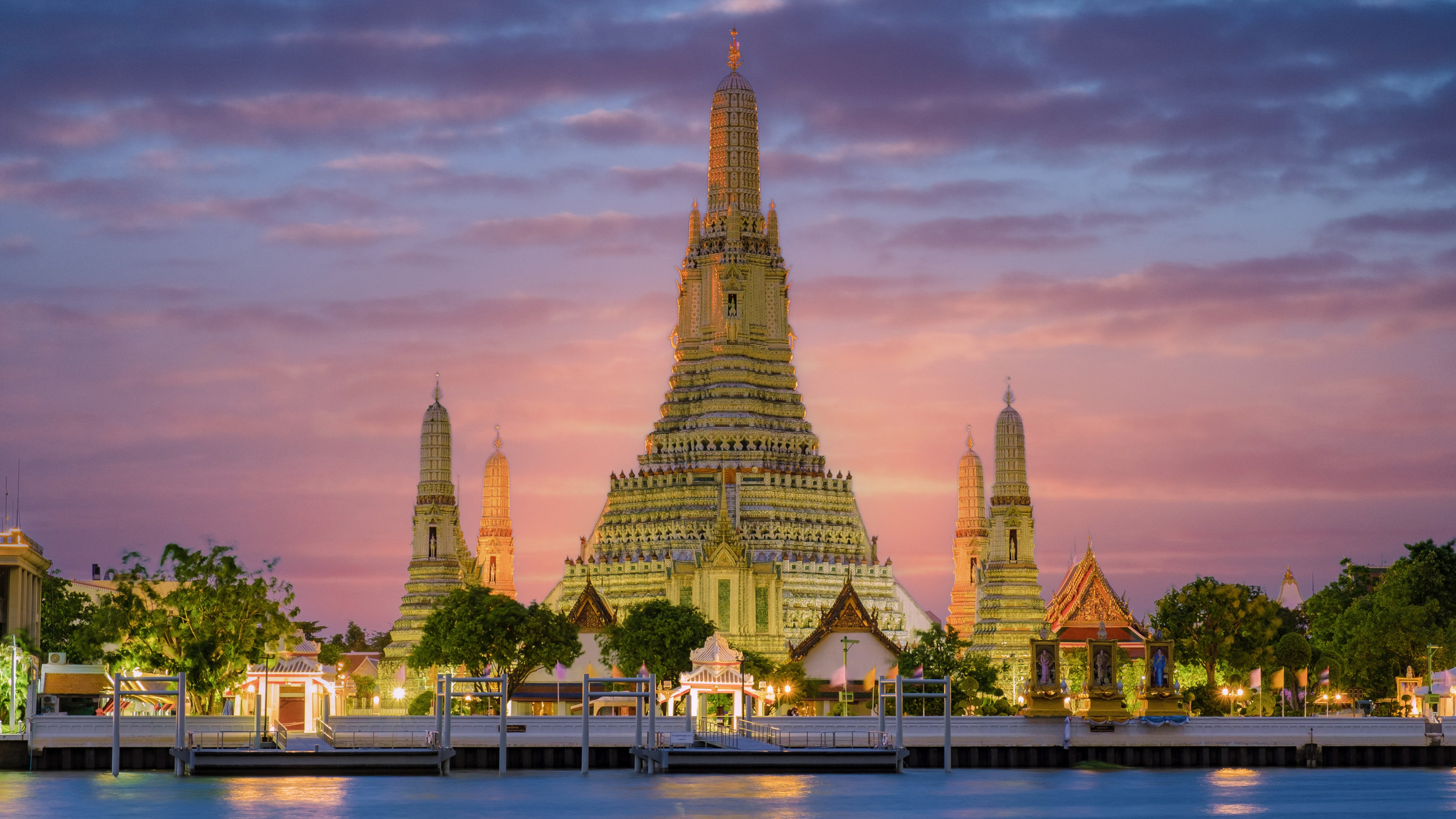 Wat Arun (Templo del Amanecer) en Bangkok al atardecer
