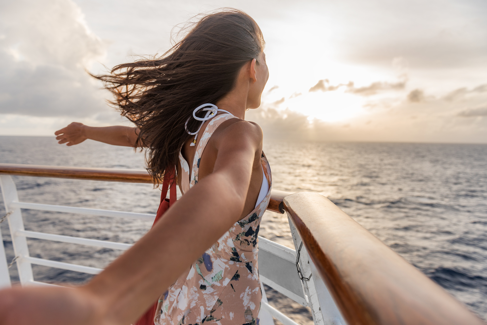 Mujer en cubierta con vistas al mar