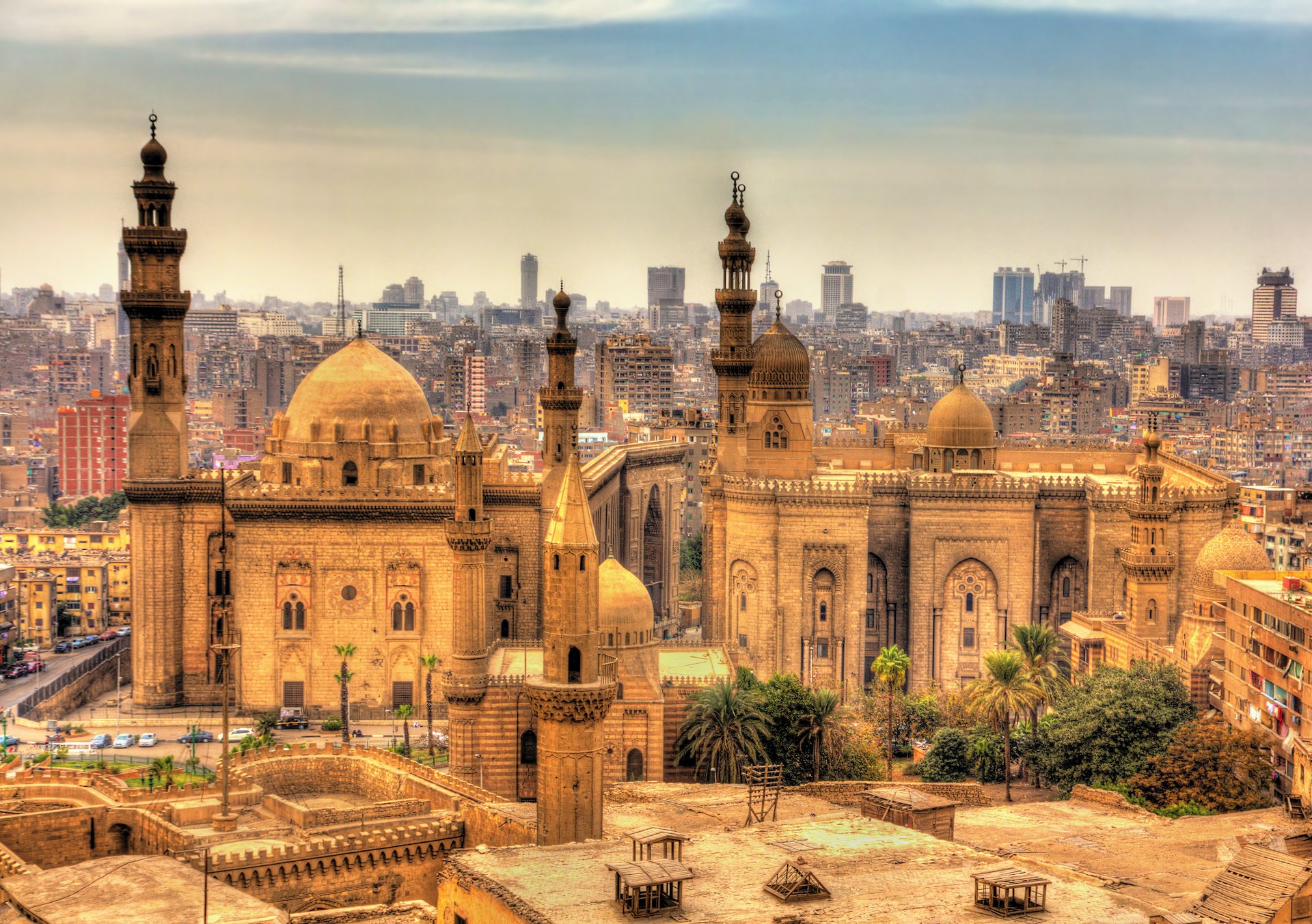 Panorámica de una mezquita y al fondo la ciudad con sus rascacielos