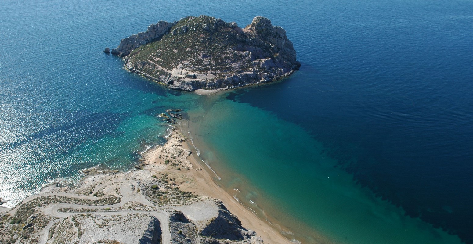 Foto desde el aire de una playa y una islita