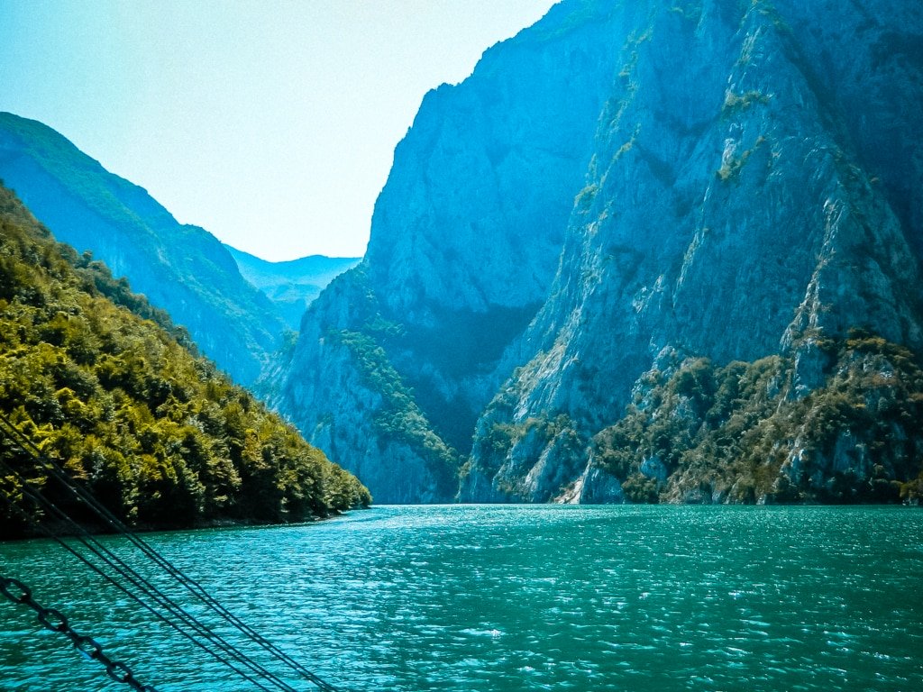 Lago entre montañas altas