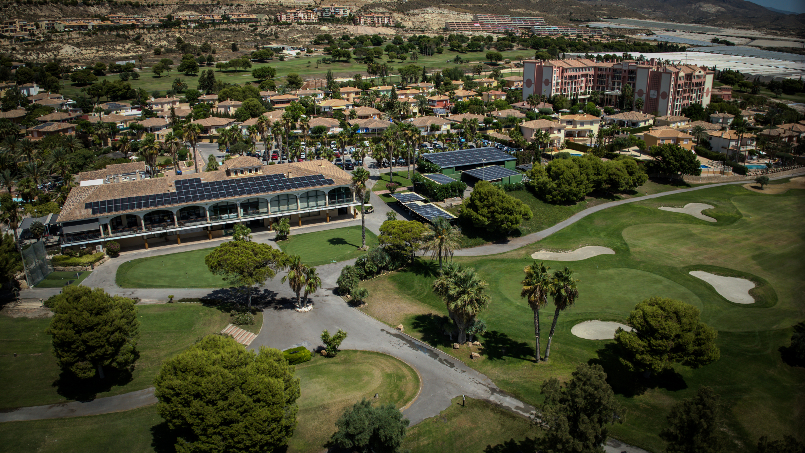 Vista aérea de un hotel rodeado de jardines