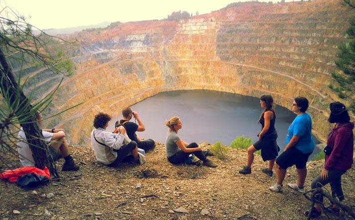 Grupo de senderistas visitando las minas de rio tinto haciendo un descanso