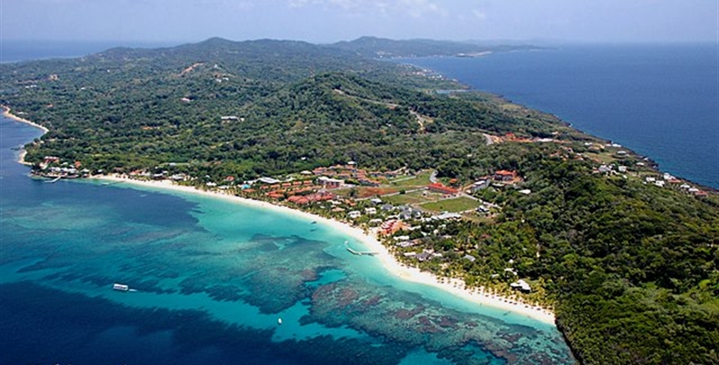 Panorámica de la costa de Guatemala con una playa de arena blanca y aguas cristalinas