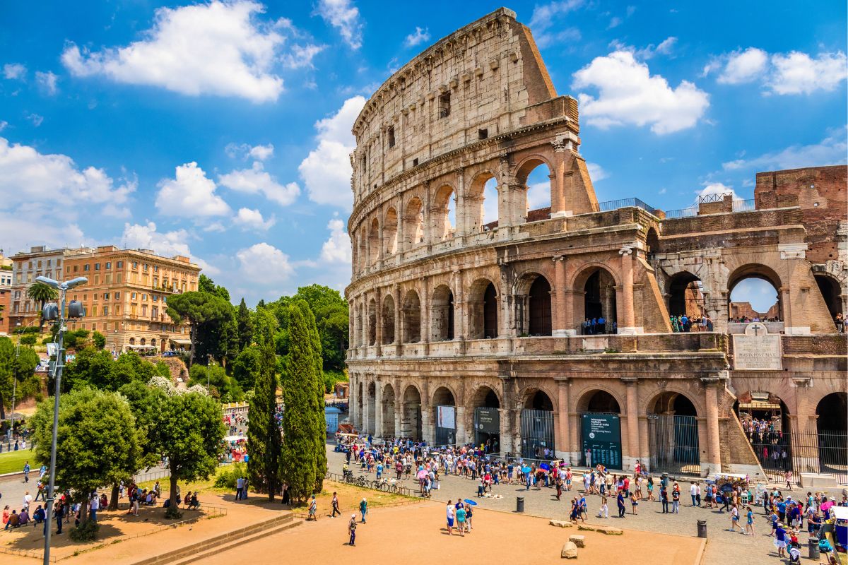 Coliseo con gente alrededor