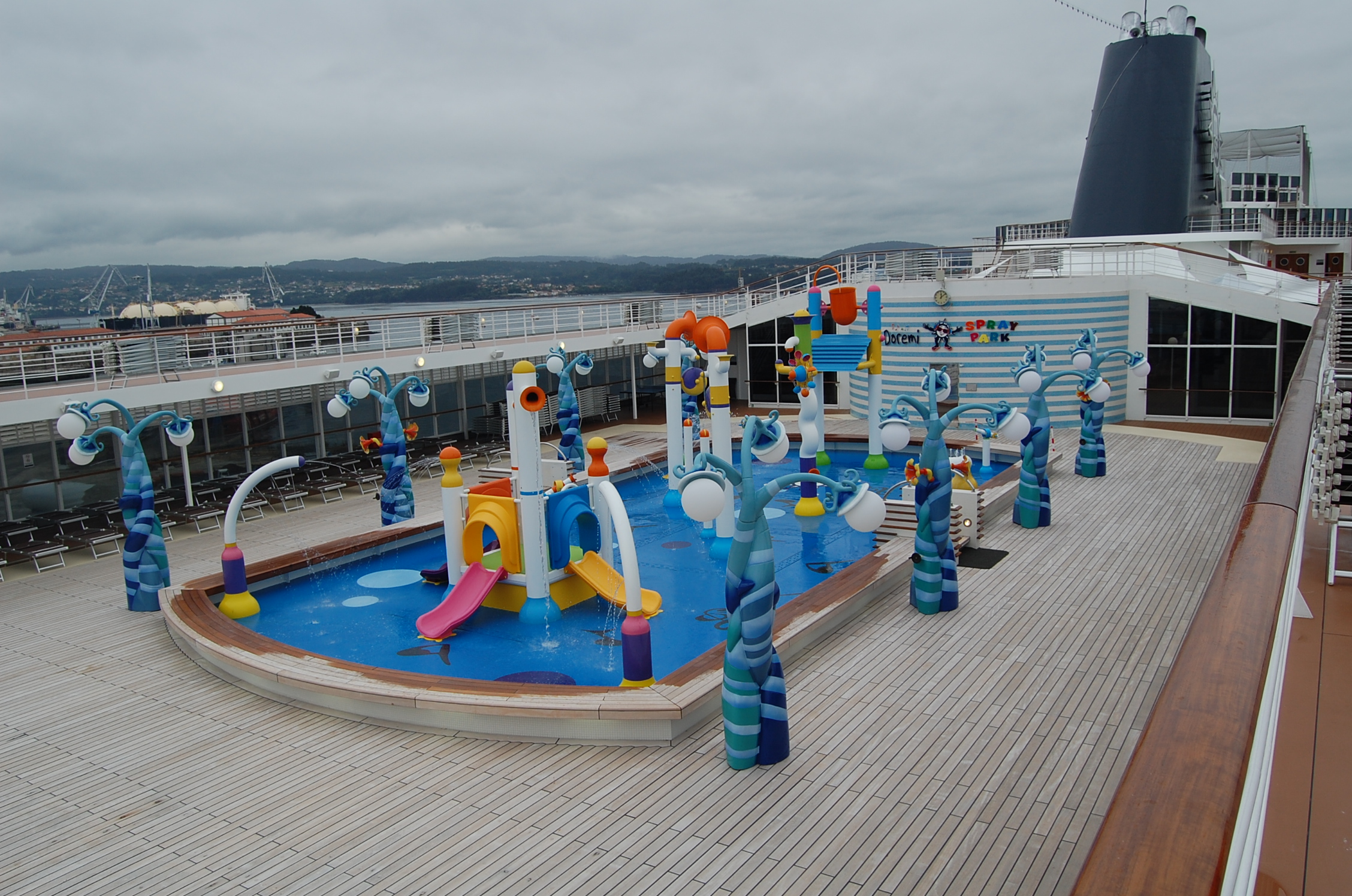 Parque acuático de niños en la cubierta del barco