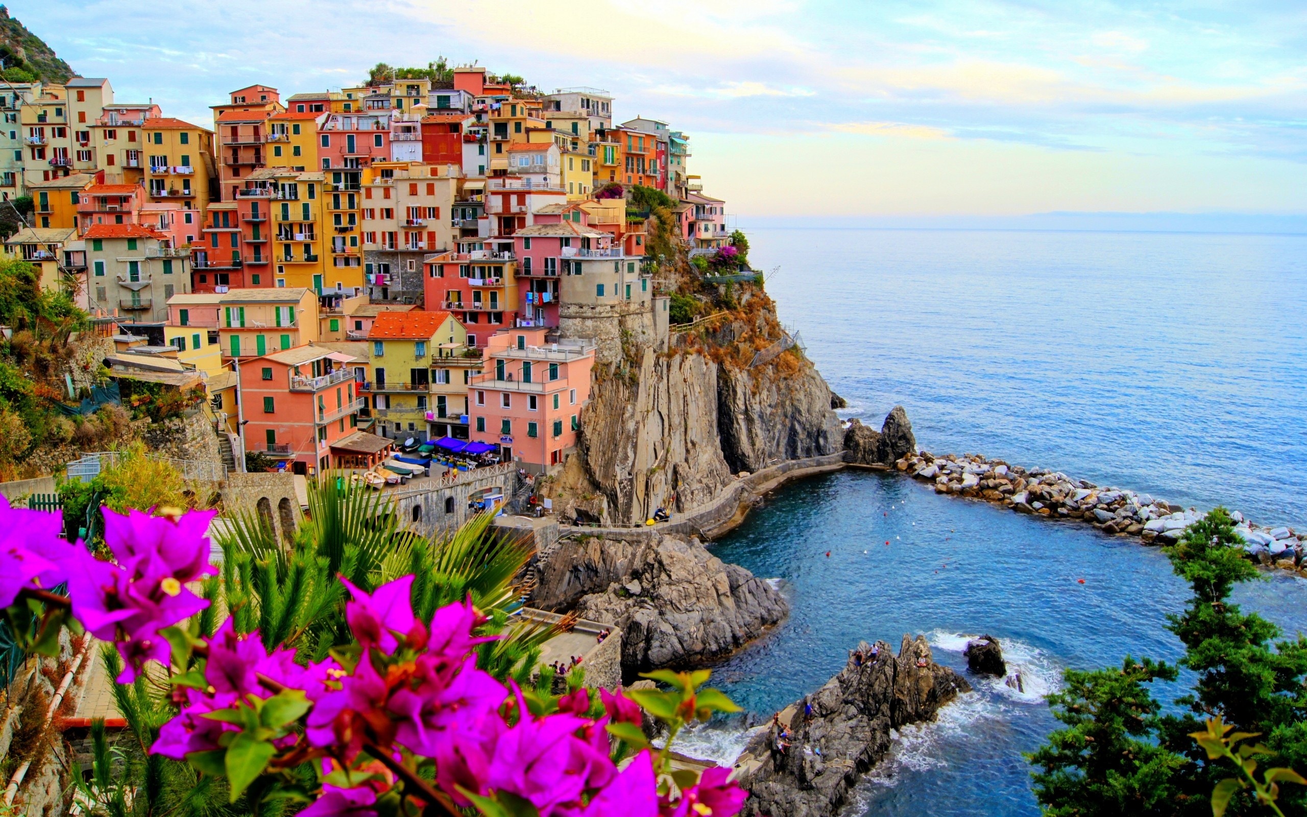 Casas escalonadas de colores en la ladera de la montaña y dando al mar