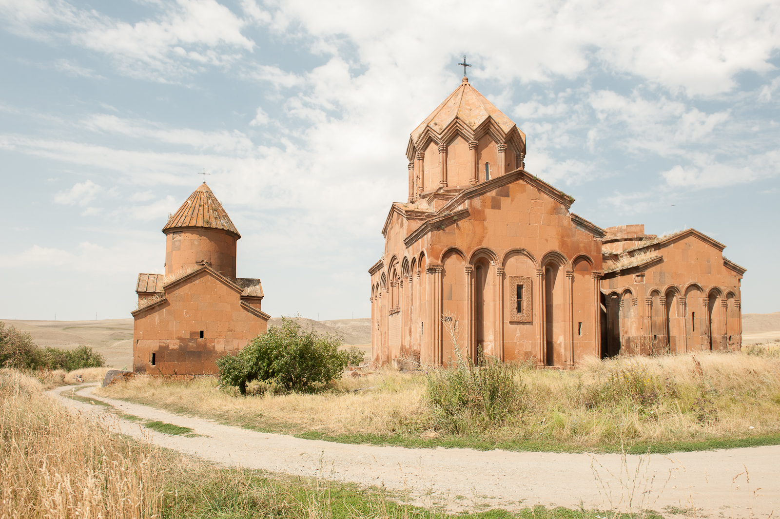 Iglesia antigua de color marrón en pleno campo