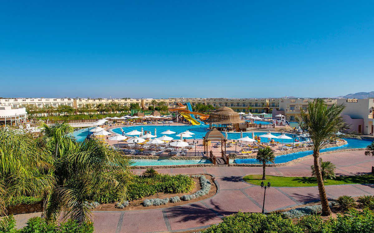 Hotel con piscinas con toboganes y sombrillas