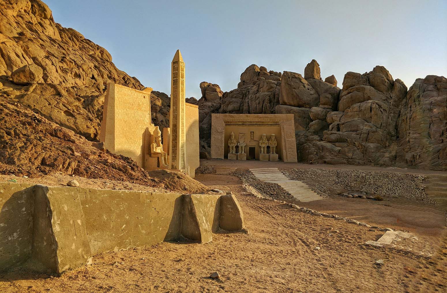 Entrada de un templo egipcio en la montaña