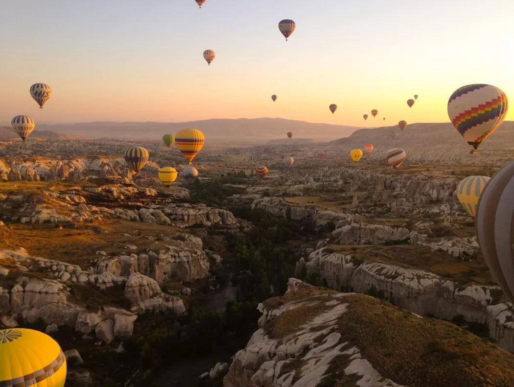 Paisaje con globos en el aire