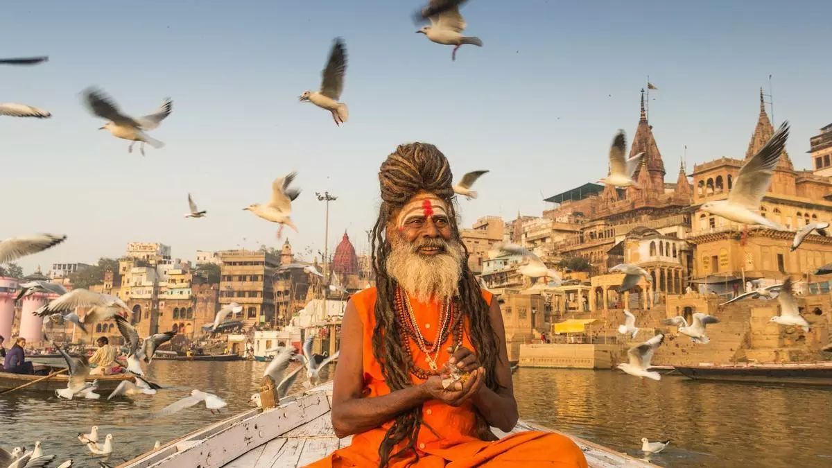 Sacerdote Hindú en una barca por el rio Ganges