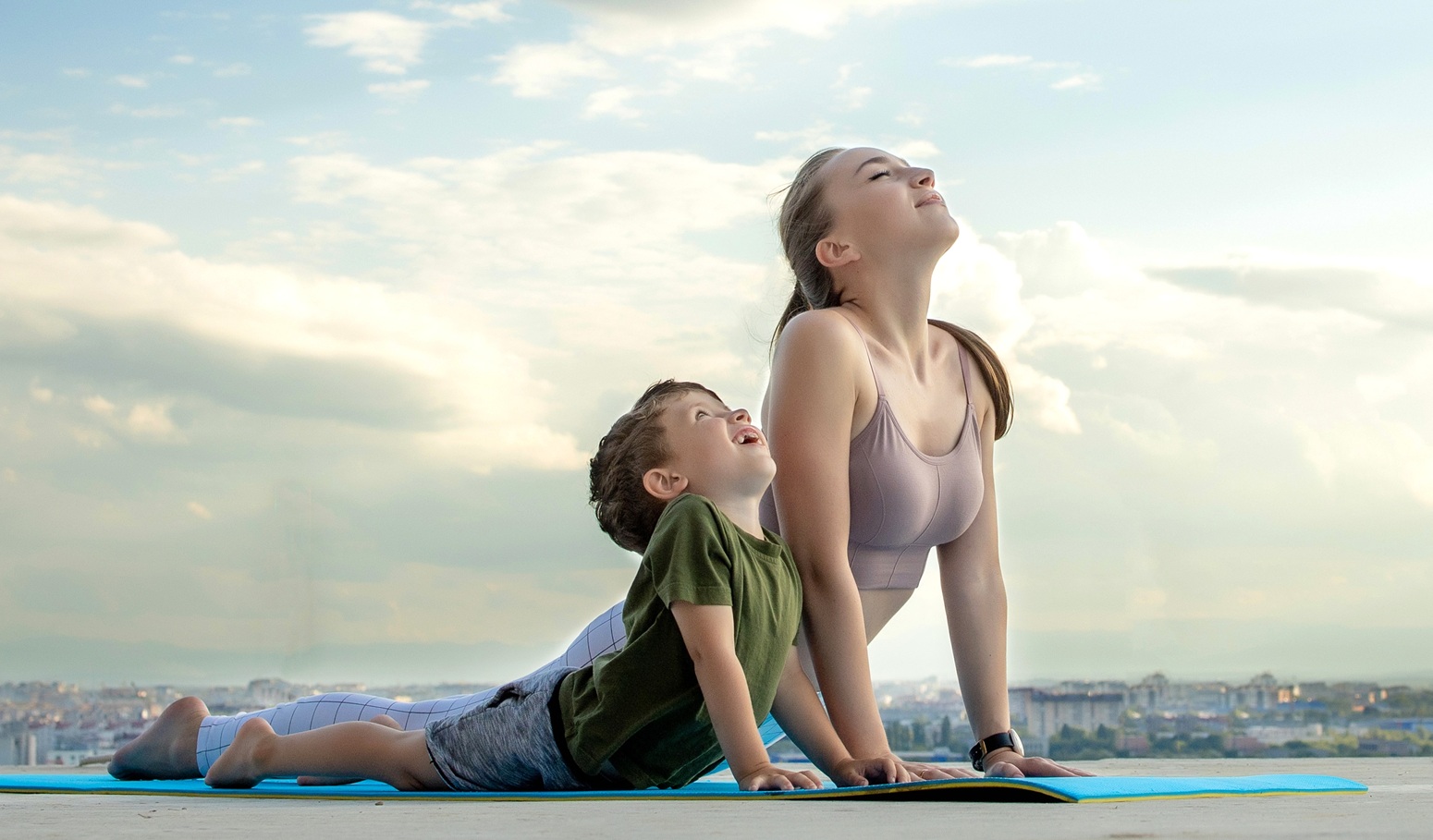 Madre y niño disfrutando