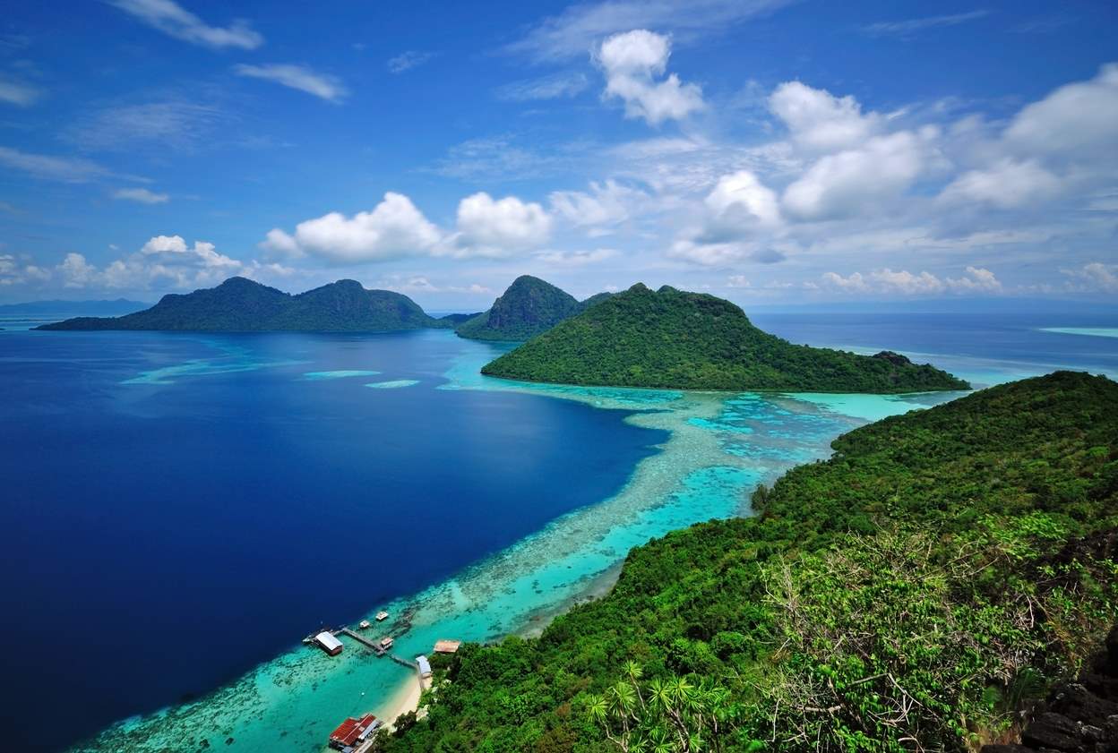 Panorámica de una isla paradisiaca con el mar azul y mucha vegetación tropical