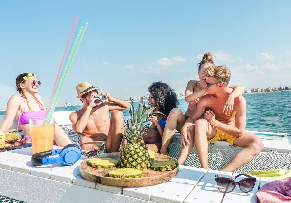 Chicos y chicas disfrutando del mar