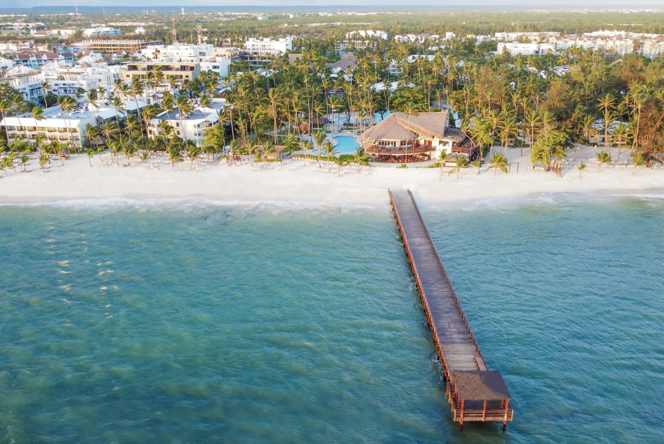 Vistas del hotel, junto a una playa de arena blanca y el atolón