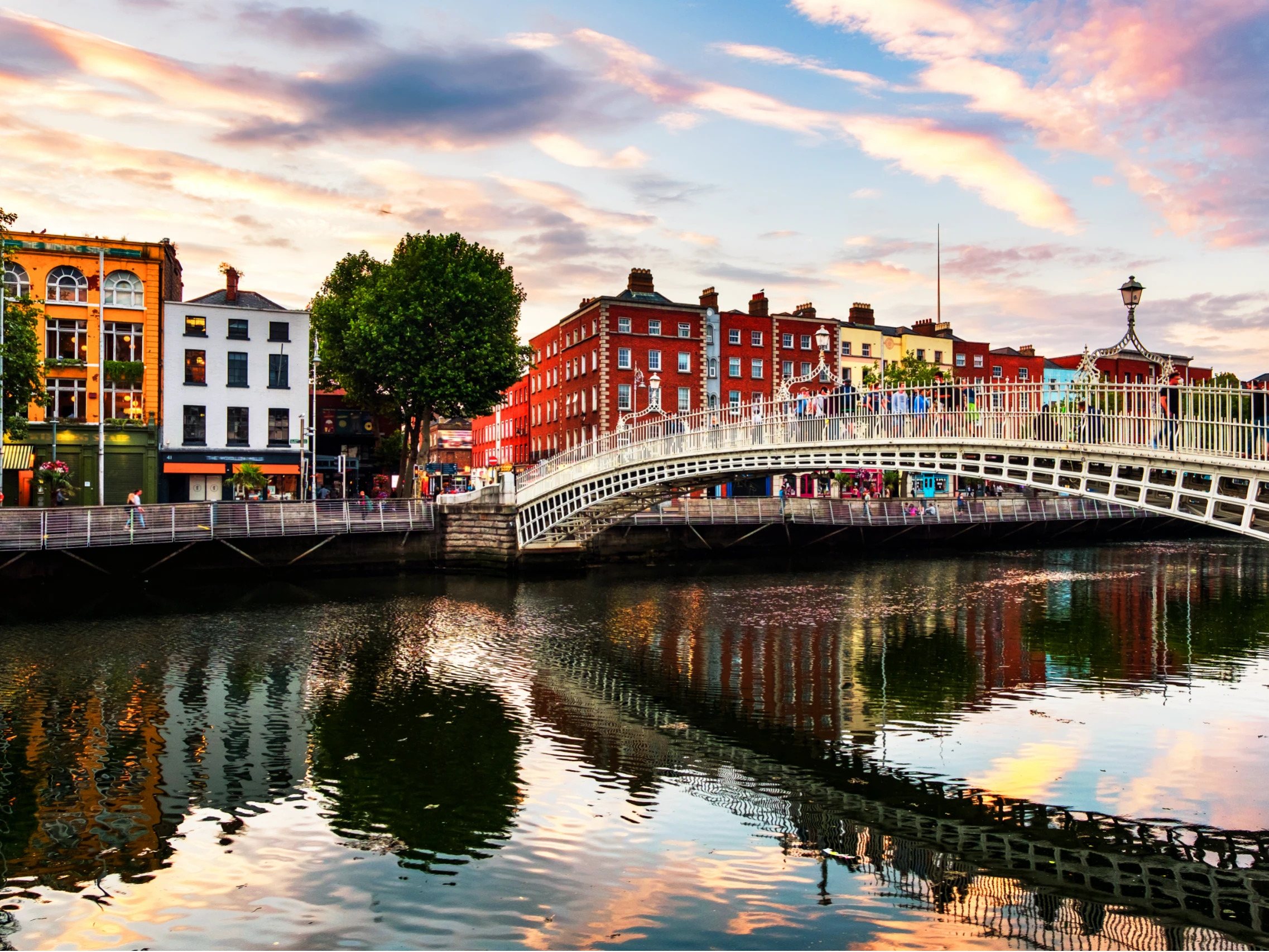 Puente de Dublin con las casas de colores