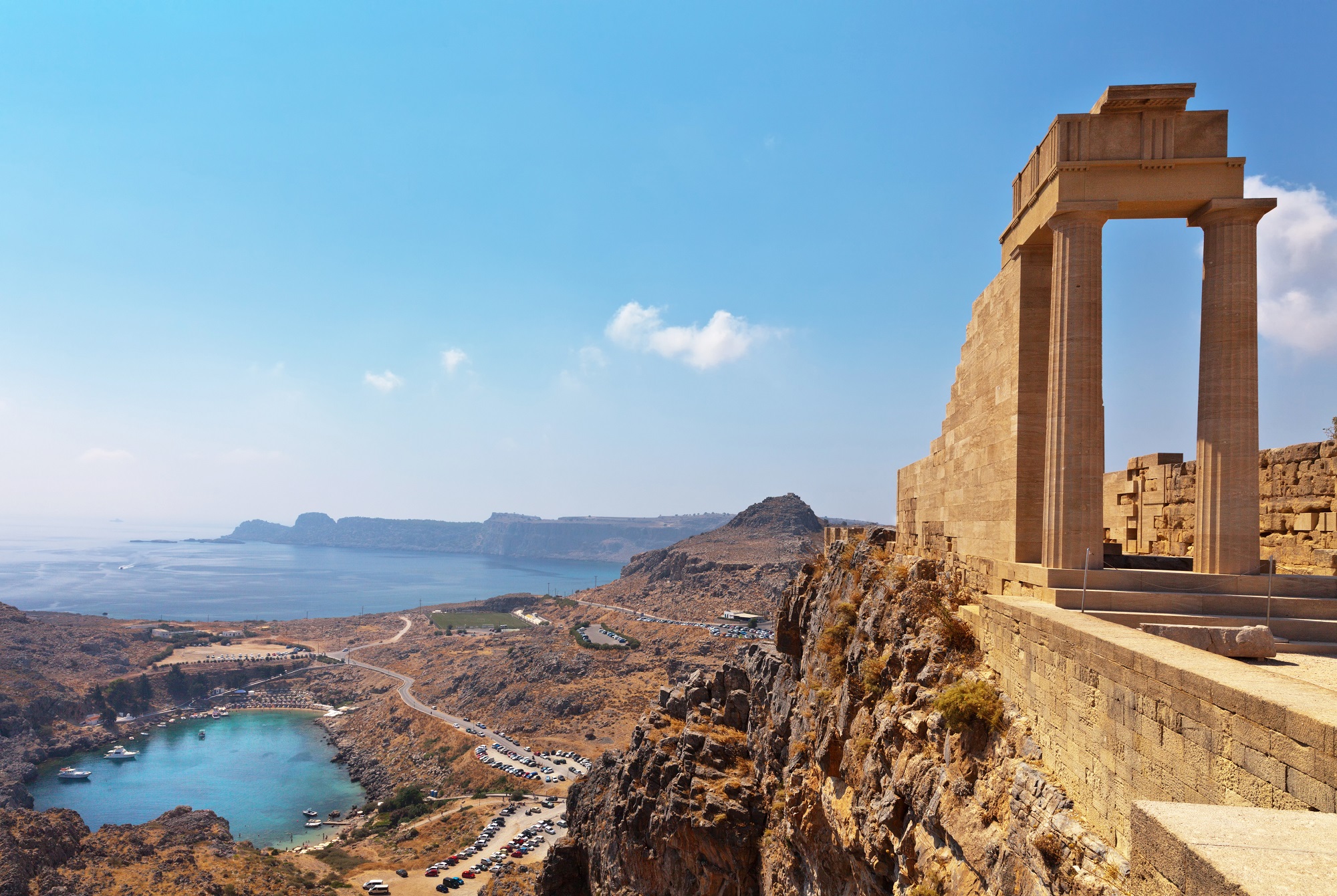 Panorámica de la isla de Creta, donde se aprecian ruinas griegas y al fondo la costa de la isla